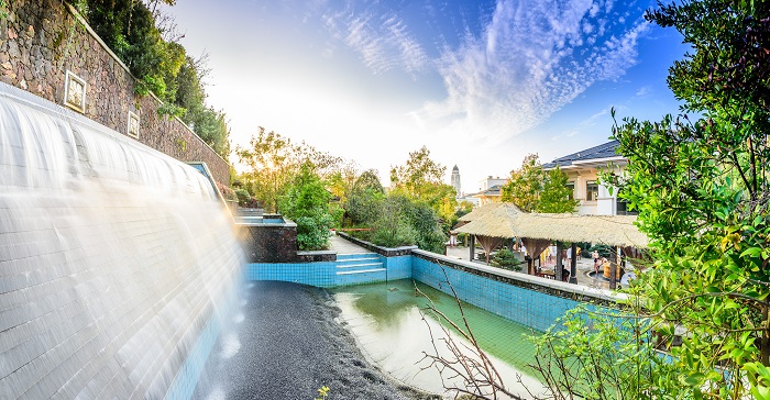 利用景观设计创造壮丽景色的温泉度假村