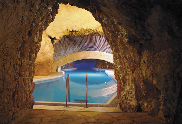 国庆节期间，特色美食小镇的美食元素该如何搭配？