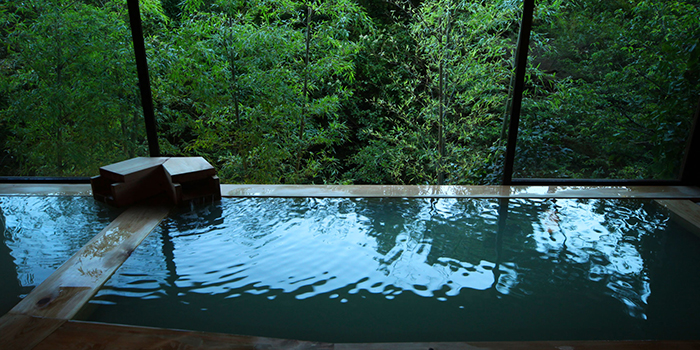 如何在温泉酒店设计中运用地形优势，创造独特的自然氛围？