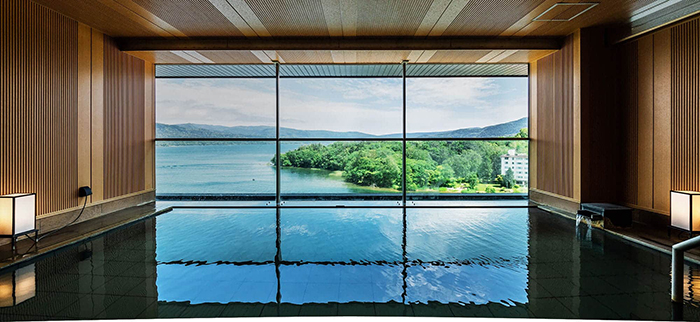 温泉度假村设计时，如何平衡生态保护与商业开发？