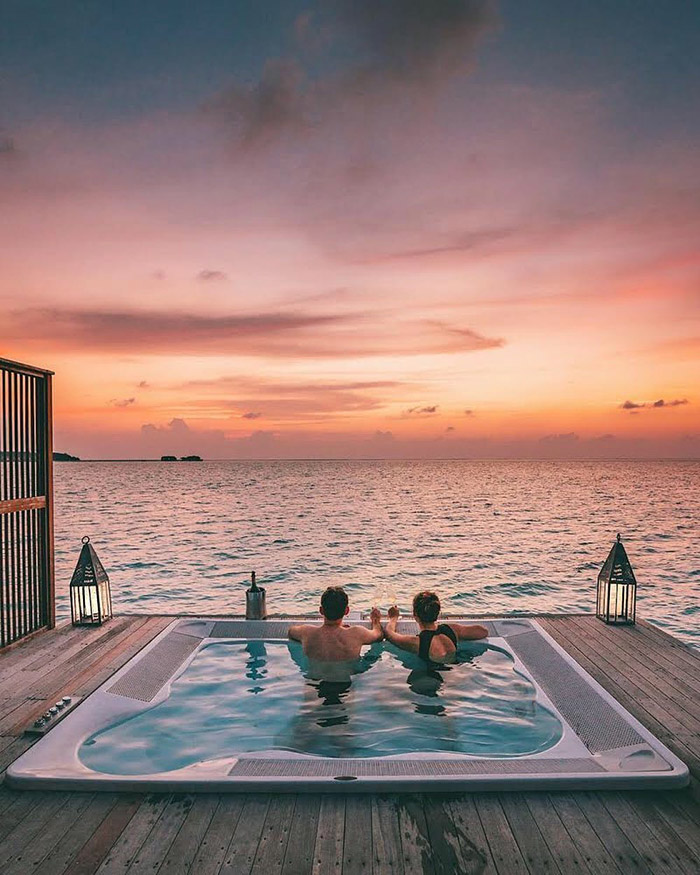 「悬崖秘境」温泉度假村设计：空中泡池与矿洞音乐厅的垂直美学