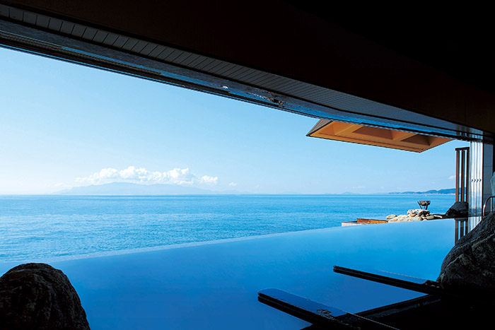 四季主题温泉度假村设计：冬季冰泉与夏季海浪池的双季运营模式